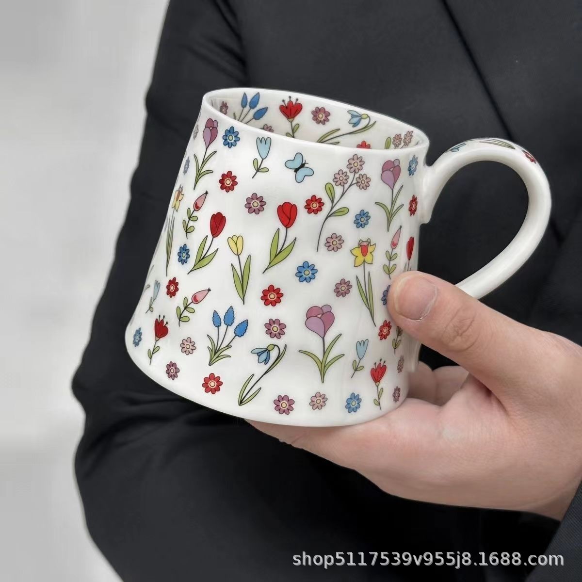 Taza de alta calidad de lujo ligera flor de dibujos animados taza de cerámica de alta capacidad taza de café de alto valor de cara taza de agua regalo