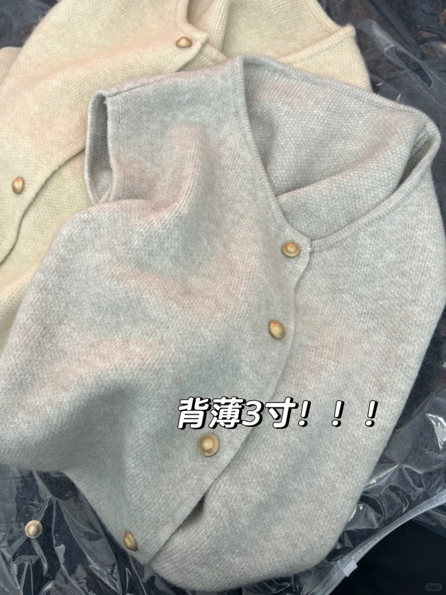 シンプルで怠惰な風の小金はカーディガンのセーターを編んでいます。