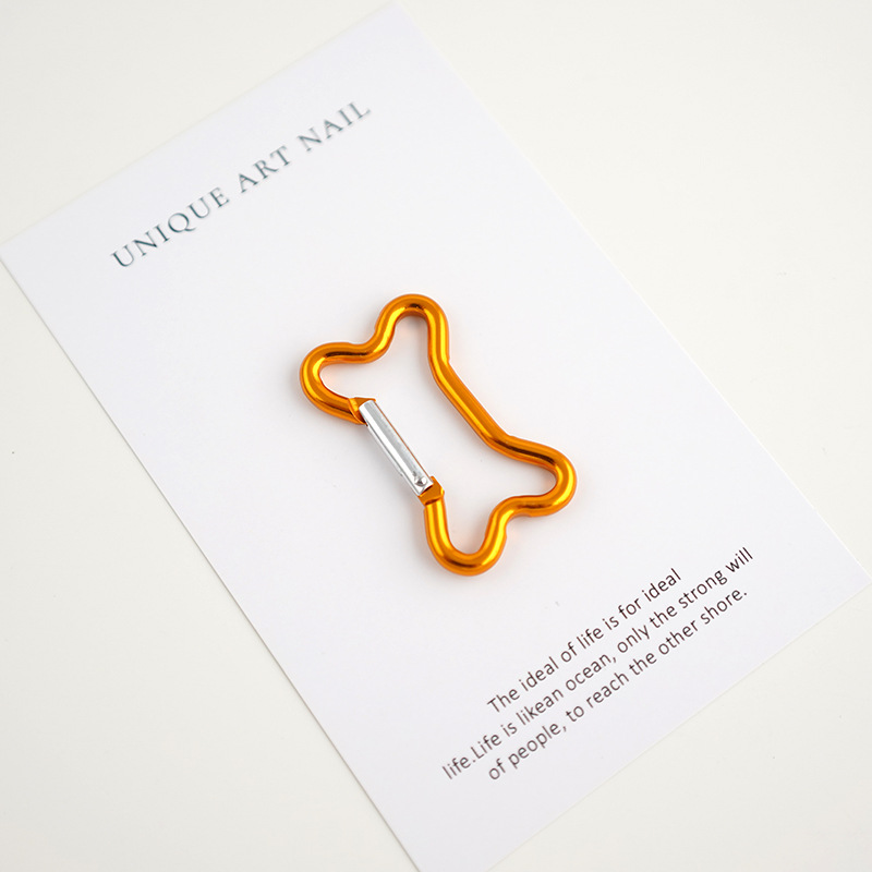 バックパックにフックを掛けて登山ボタンを掛けます。