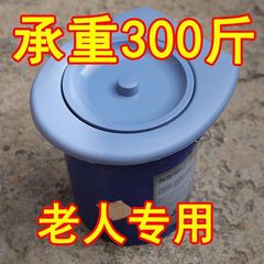 農村のトイレの簡易老人は便器の蓋を移動します。