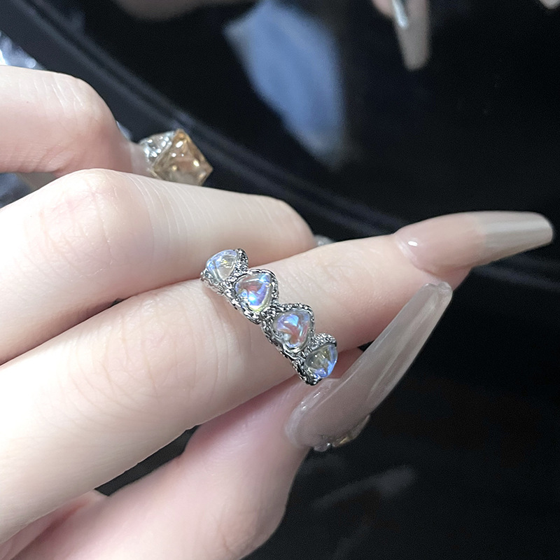 Moonstone en forma de corazón irregular francés líquido de alta calidad anillo abierto personalidad femenina anillo de textura de gema