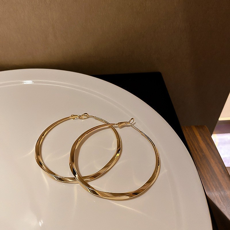 Luz de lujo de alto nivel nicho de diseño femenino sensación de aretes de bordilla temperamento perla asimetría joyería perla al por mayor
