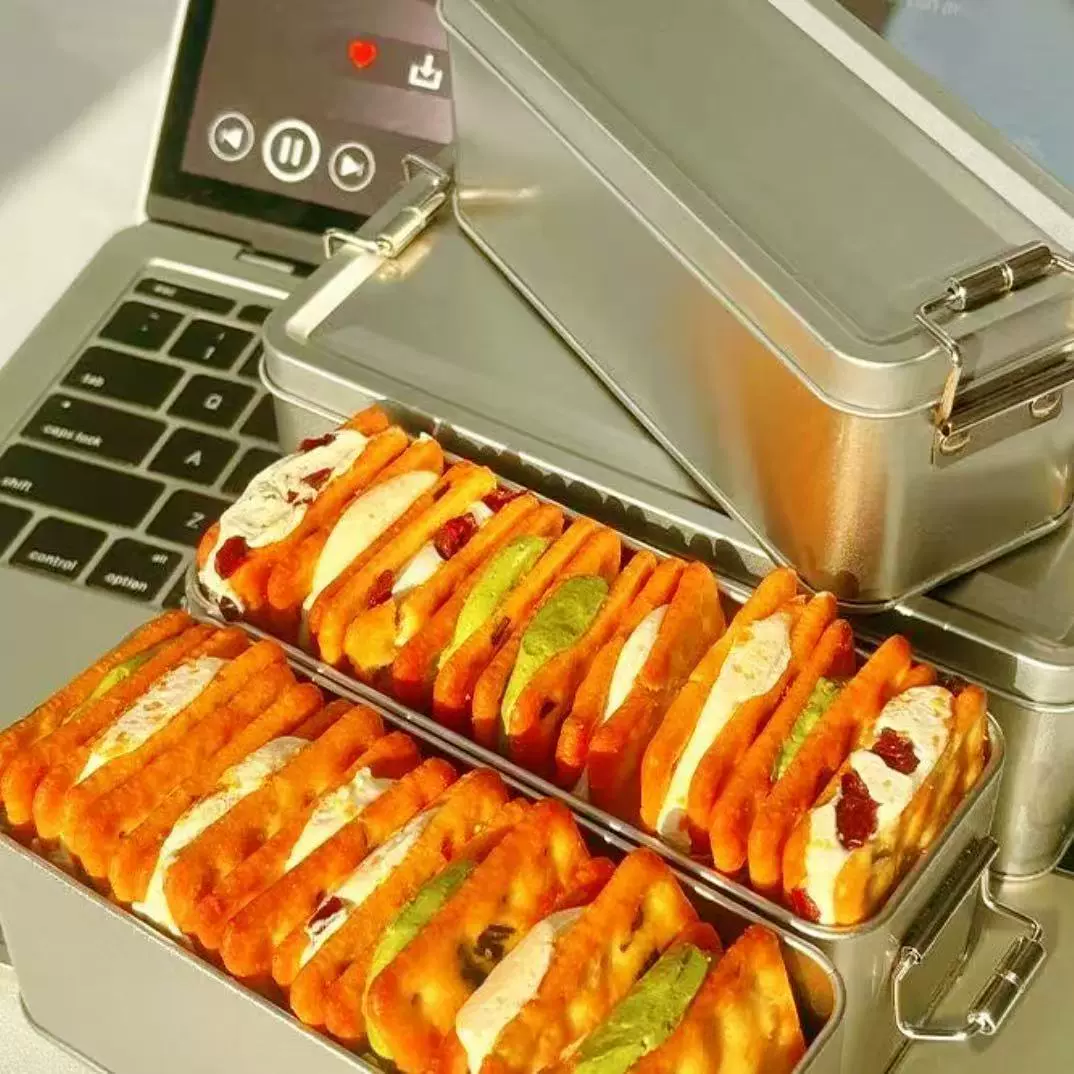 Chives and nougat sandwich biscuits in iron boxes, Niuzha Internet celebrity snacks, specialty casual snacks, delicious snacks to satisfy your cravings