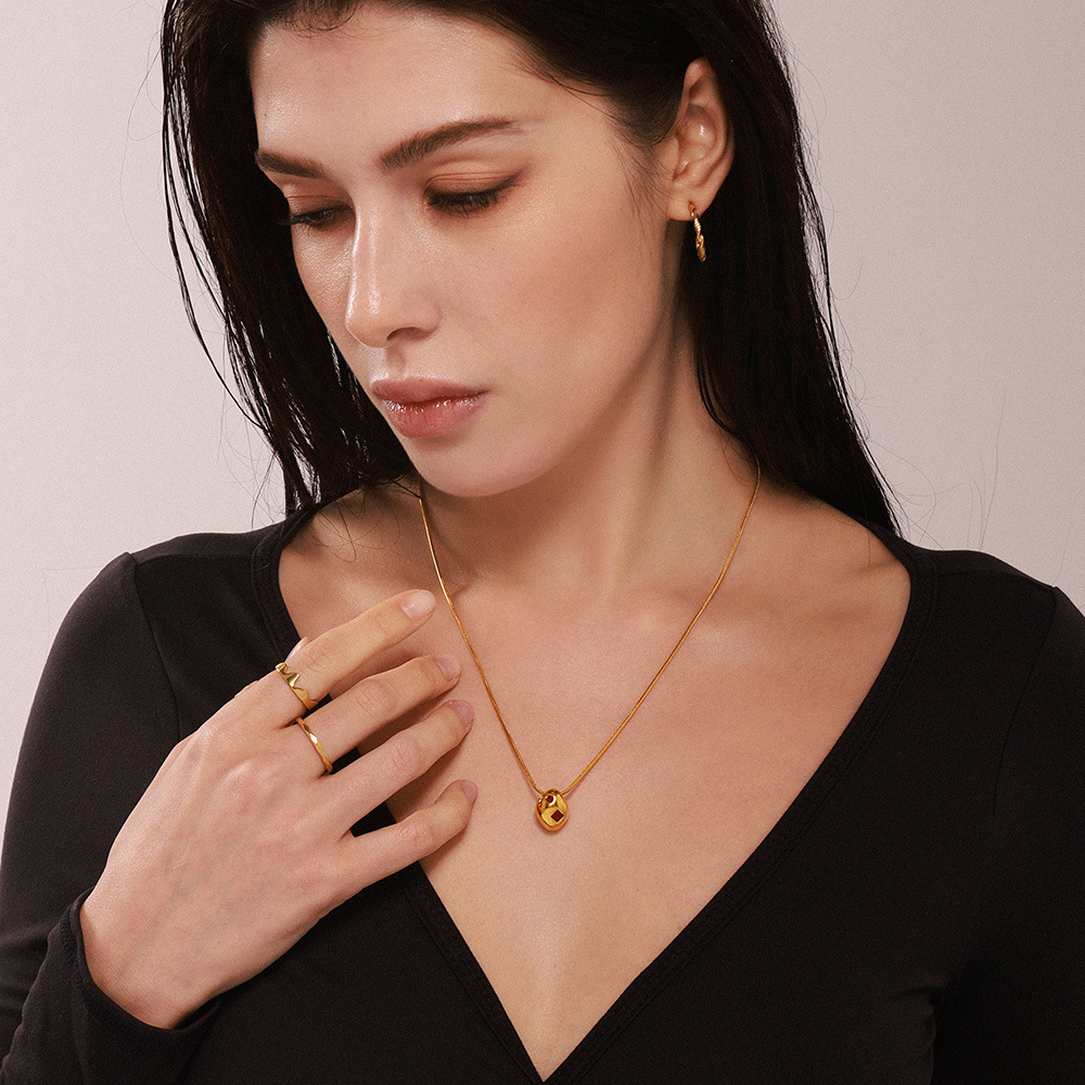 La moda europea y americana de la colgante de bolas 18k de oro real collar de anillo de acero inoxidable conjunto de joyería para mujeres