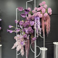 中国式の結婚祝いの道はボタンの花を引いて背景を掛けて花のアーチの花の芸を掛けて結婚式の装飾の花の柱の婚約の専門商品を配置します。
