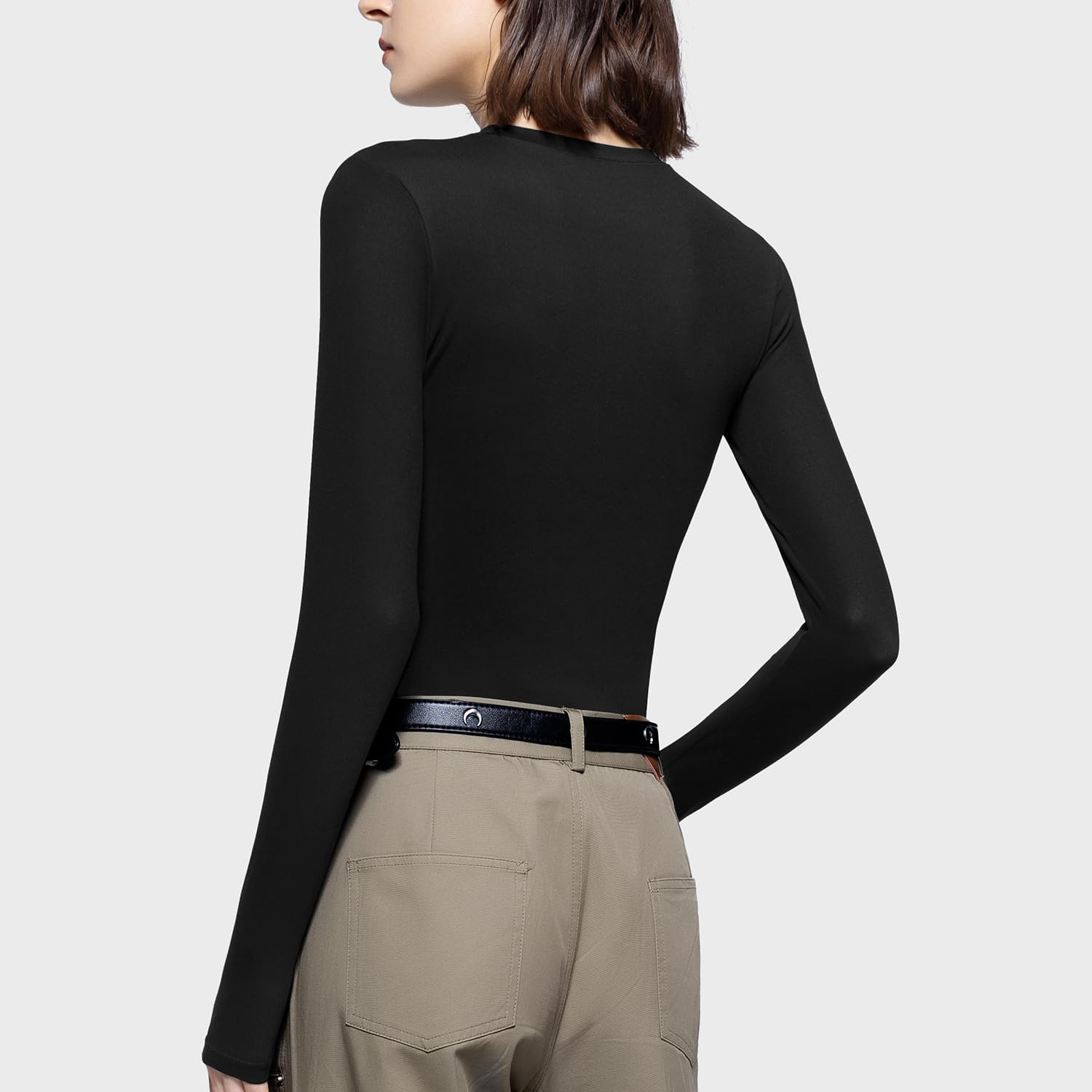 Slim-Fit Long-Sleeve Base Layer Top with a Round Neck, Slimming Black T-Shirt for Women, Thin Autumn Style