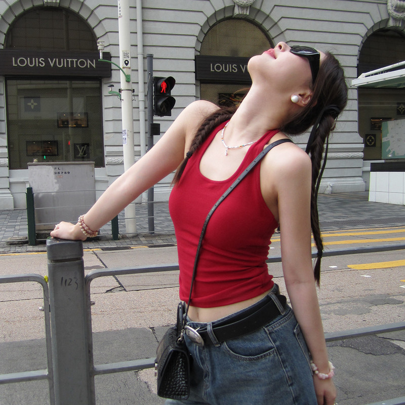 Red halter neck camisole top for women, summer outerwear, 2026 new model, with built-in chest pads, sleeveless, beautiful back design, high-end feel
