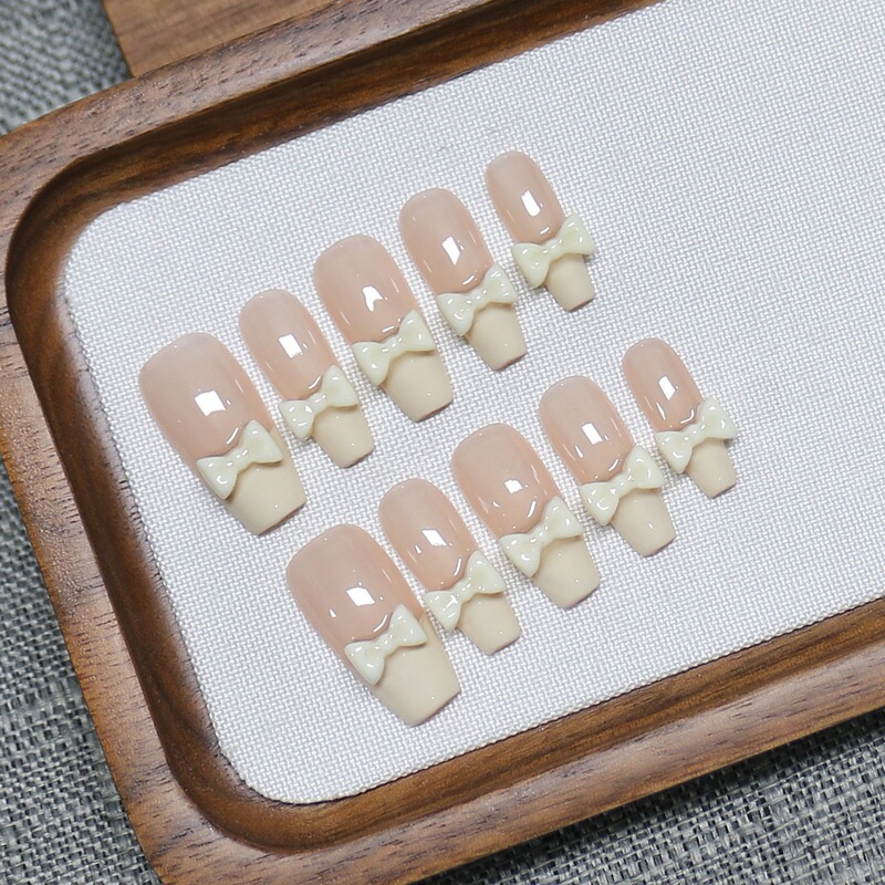 Wearable Nail Art with Pure Desire Style Bowknot Design, Detachable Medium-Length False Nail Set in Milky White with Bowknots