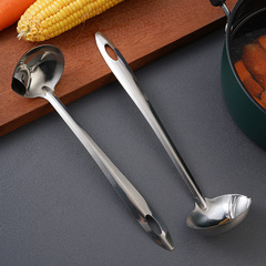 Non-magnetic stainless steel oil-separating spoon for draining and filtering oil, household long-handled hot pot soup spoon to remove oil leakage and separate oil soup