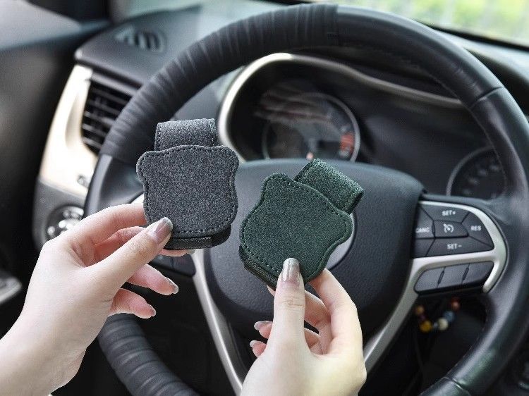 Simple and Portable Magnetic Car Glasses Holder Car Interior Leather Storage Clip Car Sunglasses Clip Bill Card Holder Trendy