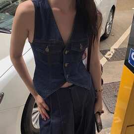 复古港风V领马甲背心女夏季新款设计感小众修身显瘦无袖短款上衣