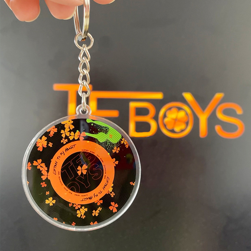 (2개) TFBOYS 10 주년 기념 콘서트 기념품 주변 귀여운 아크릴 키 체인 배낭 펜던트 액세서리