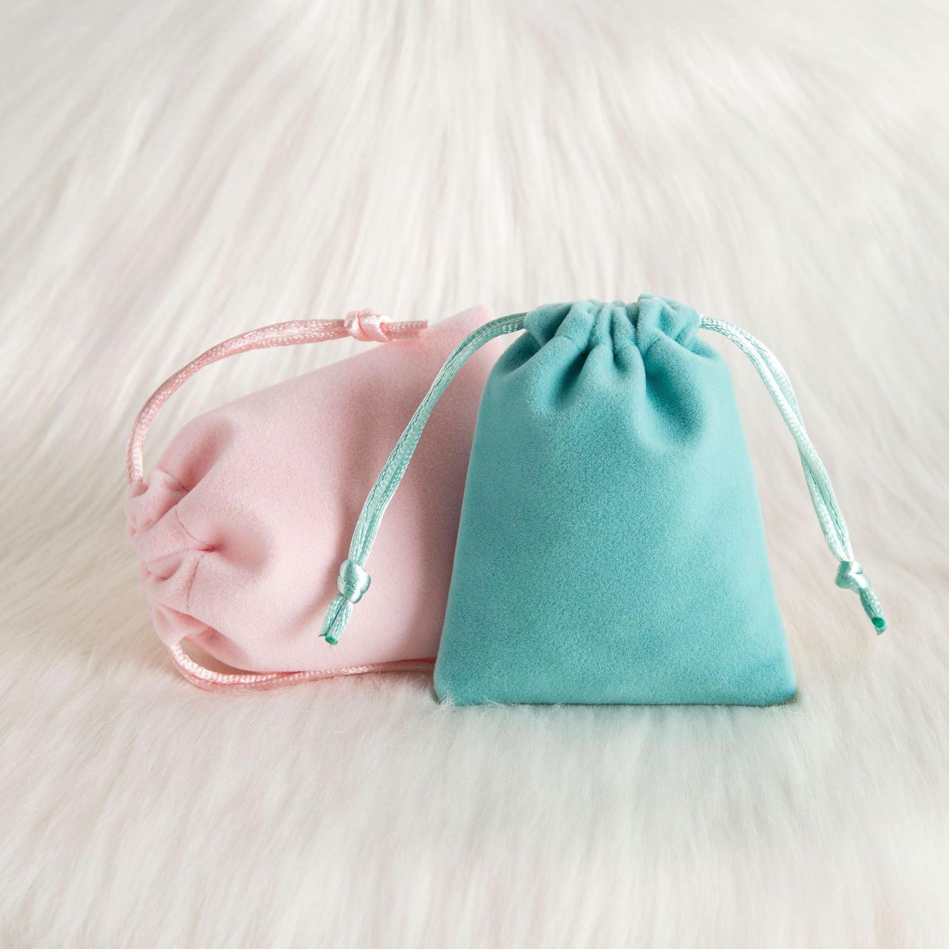 1 Piece Flannel Simple Style Daily Solid Color Jewelry Packaging Bags display picture 12