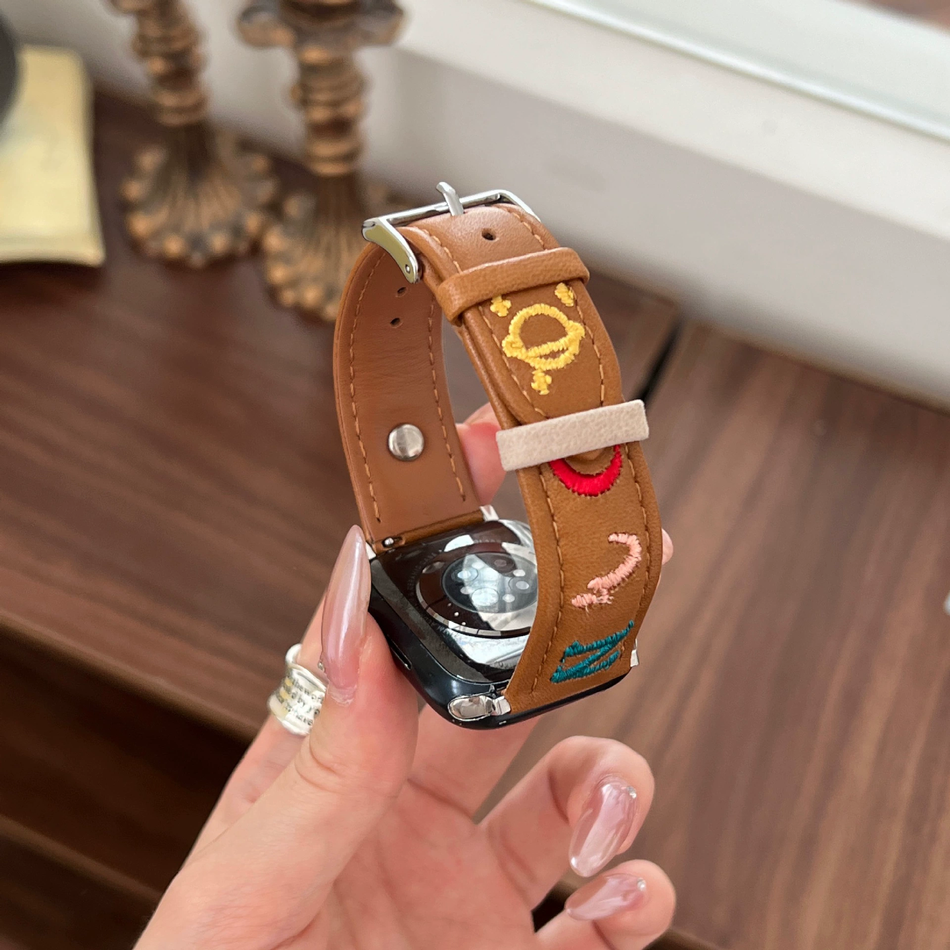 Кожаный вышитый ремешок Bear Letter для iWatch S10, совместим с Apple Watch 1–9, новый стиль SE, кожа, Xiaomi 8/9PRO