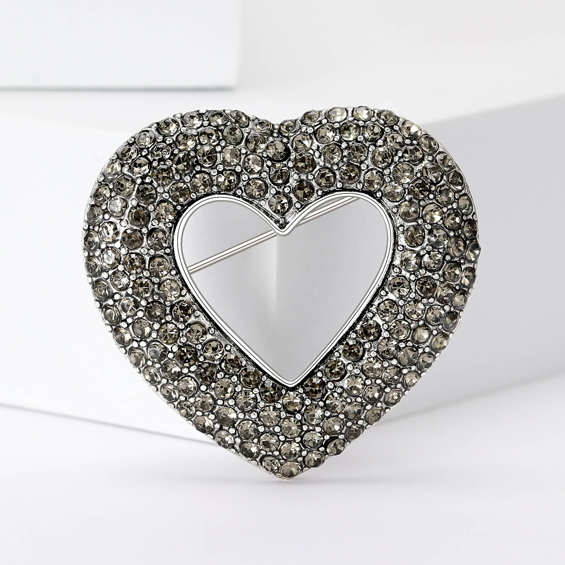 Vintage Style Pin Heart Shape Alloy Rhinestones Women's Brooches display picture 3