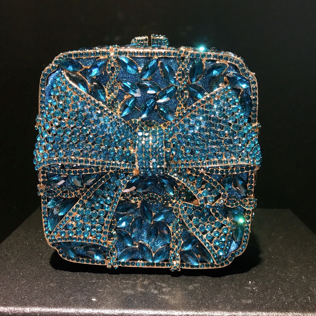 Túi clutch dạ tiệc hình hộp quà nơ đính đá kim cương nhân tạo — Vàng kim AB chi tiết 6