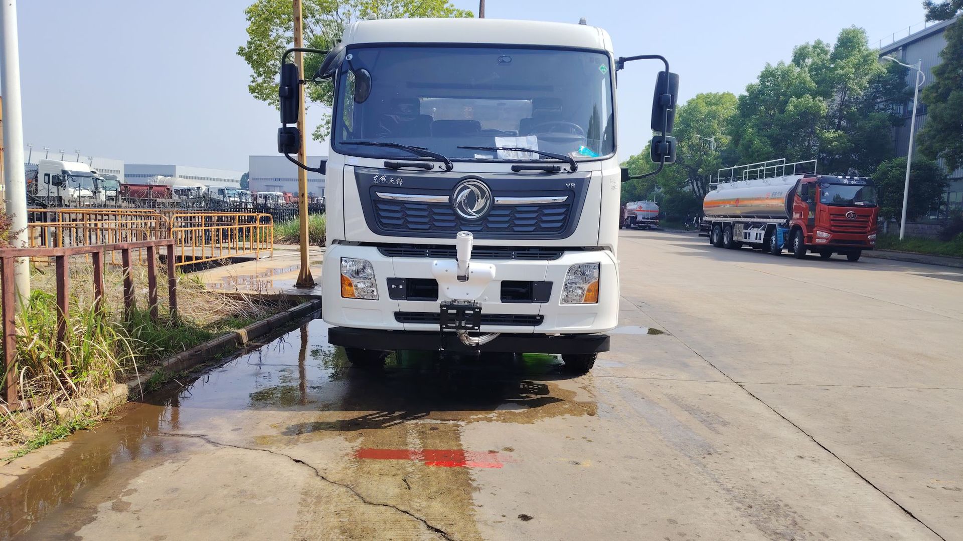 Dongfeng Tianjin 15-Ton Landscaping Spray and Sprinkler Truck/22-Ton Insulated Water Transport Truck Chengli Sanitation Sprinkler Truck