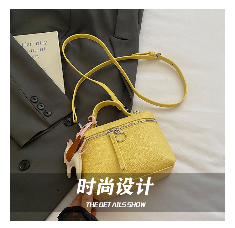 This year's popular simple hand-held small bag for women, the 2025 new women's single-shoulder bag, is elegant and fashionable, a crossbody small bag Item Picture