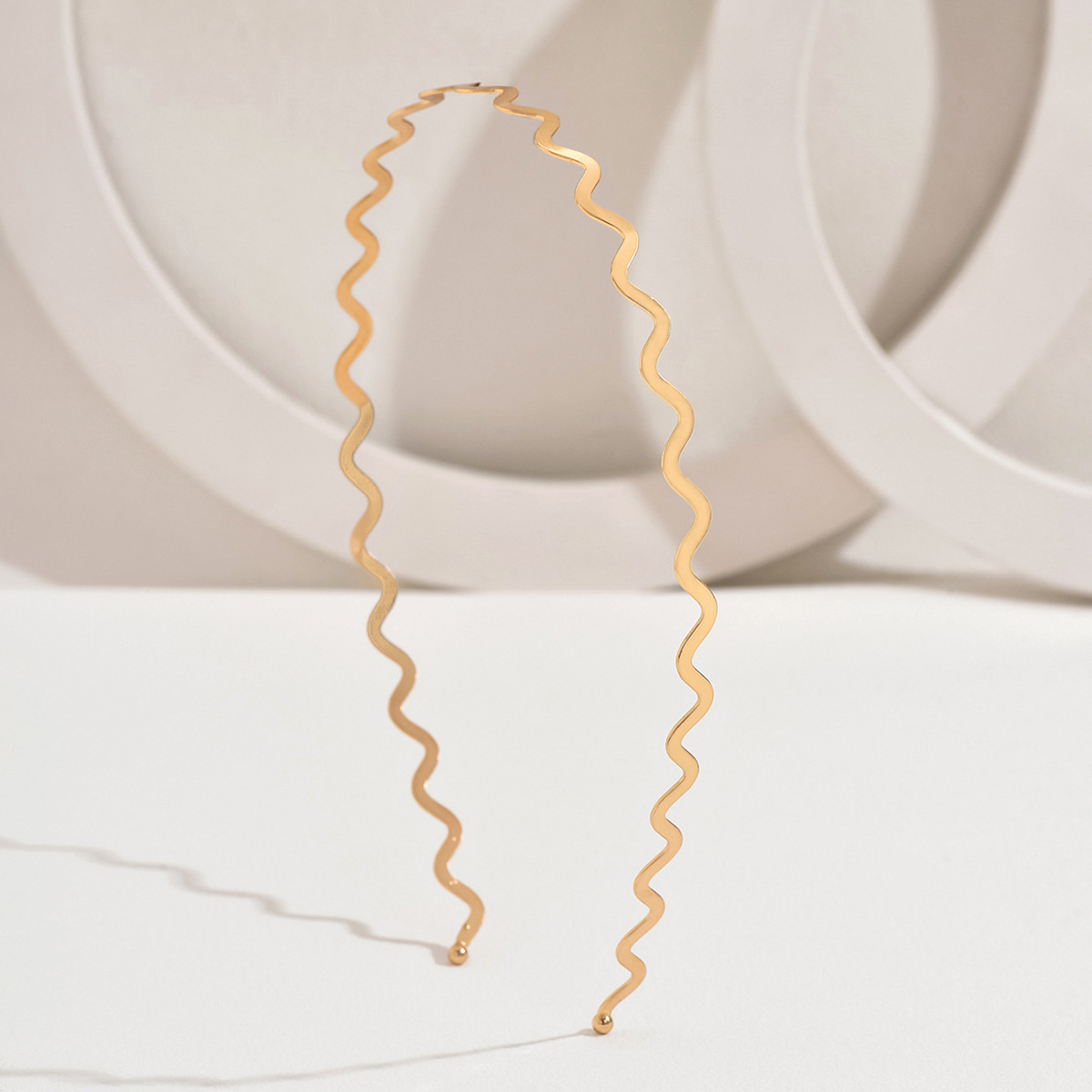 Europa y los Estados Unidos simple metal ondulado banda de cabello de moda versátil práctica banda de cabello de pestaña para salir con clip de cabello