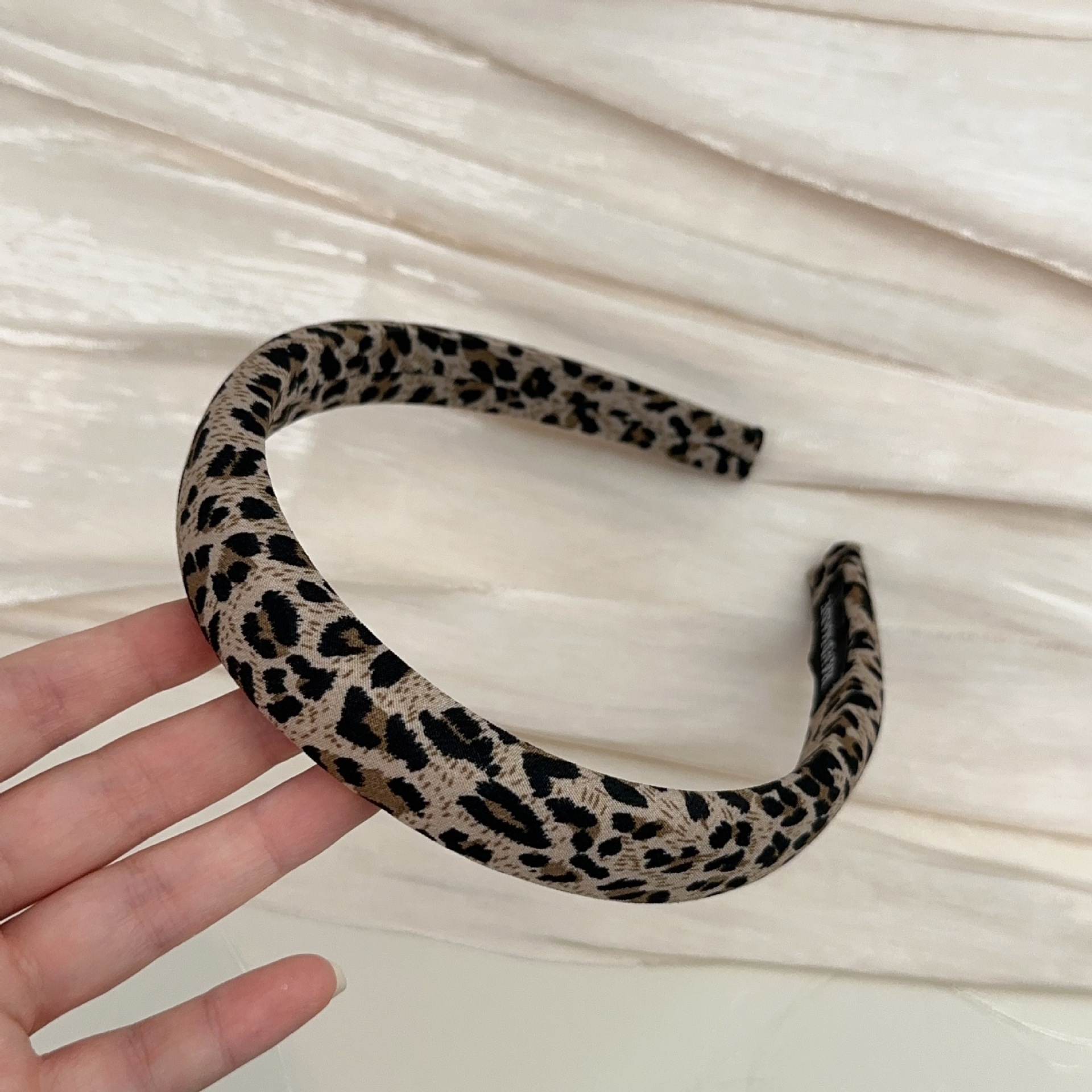 Bandeau imprimé léopard et chouchou pour coiffures élégantes_voghion.com