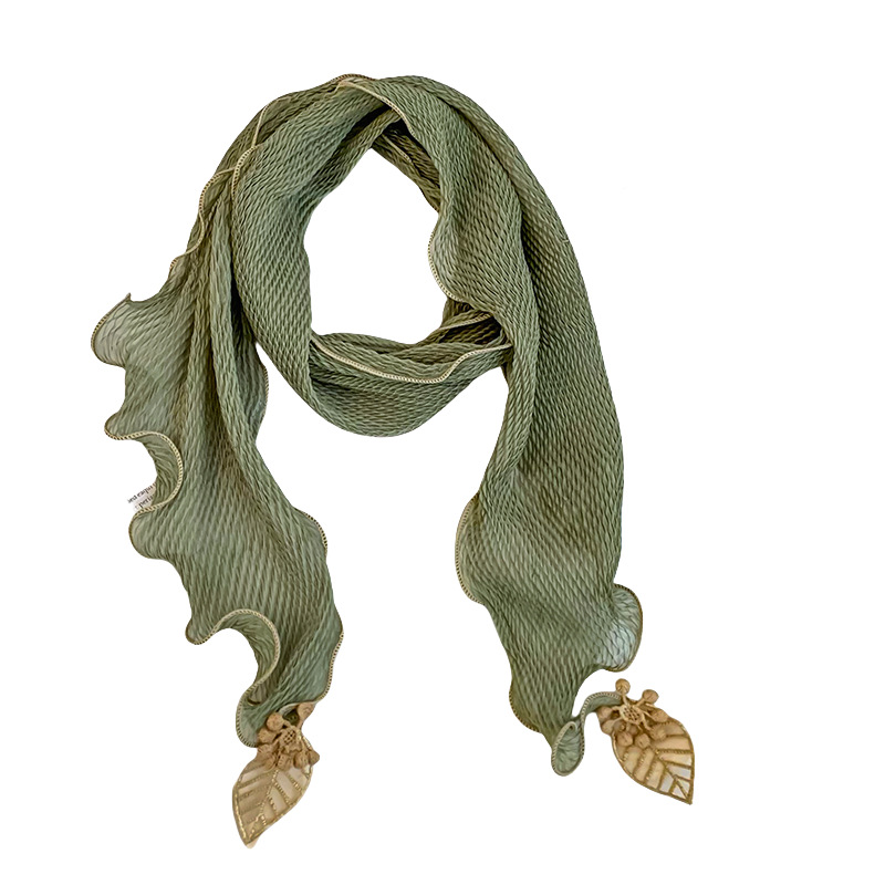 Bufanda triangular babero femenino nuevo estilo bufanda de seda plisada de todo fósforo sentido de alta calidad colgante de hoja pequeña bufanda de cuello bufanda decorativa