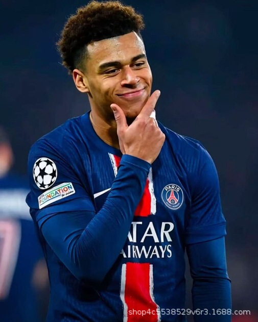 新しいパリ・サンジェルマンのサッカーユニフォーム、チャンピオンズリーグ優勝版、デンベレがファンを訓練する|undefined
