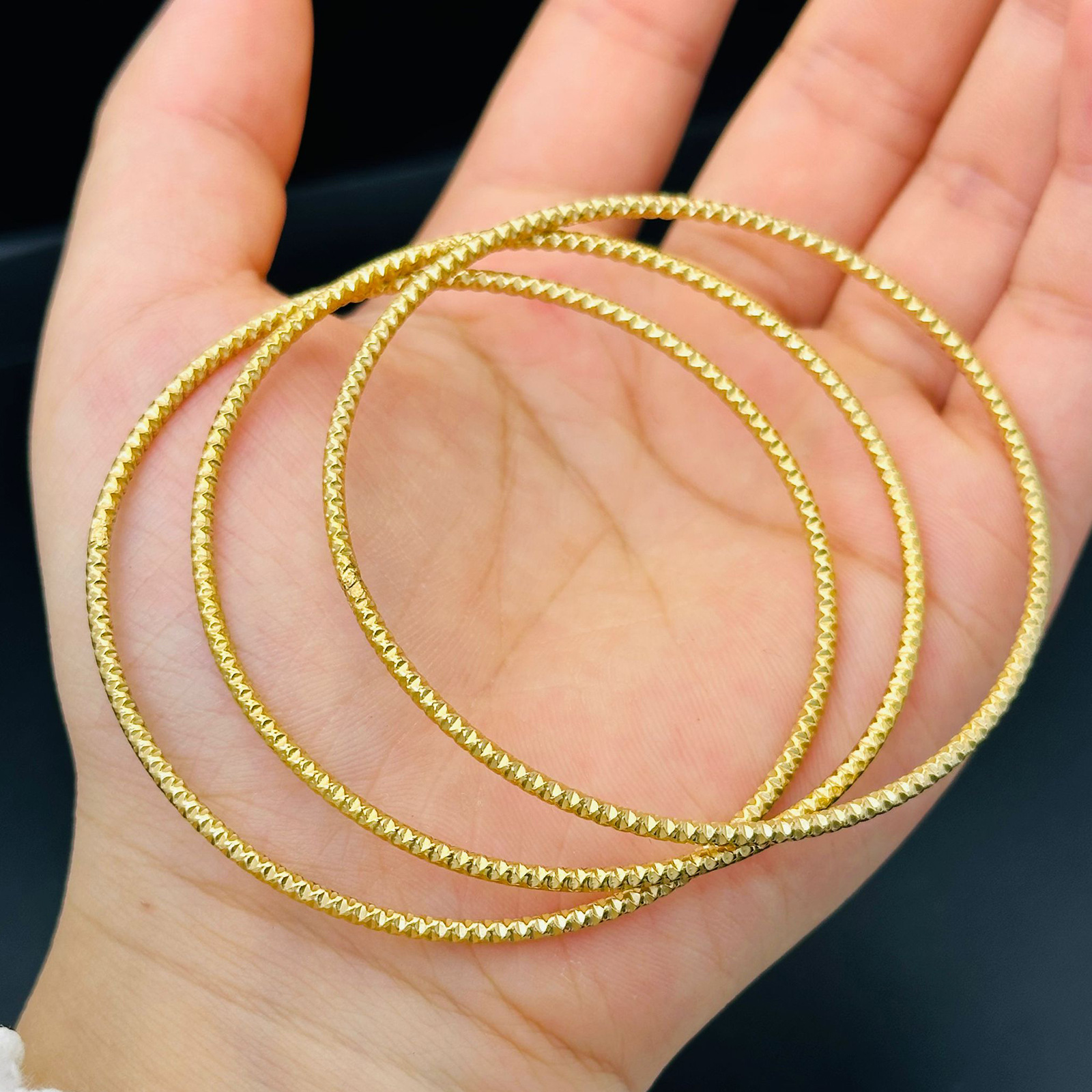 Flores talladas en el cielo Sansheng III pulsera de acero de titanio no decolor joyería de oro simple y ligera