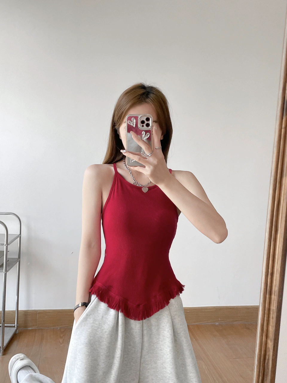 Модная весенняя майка с чашечками, тренд сезона, красивая спинка, slim fit