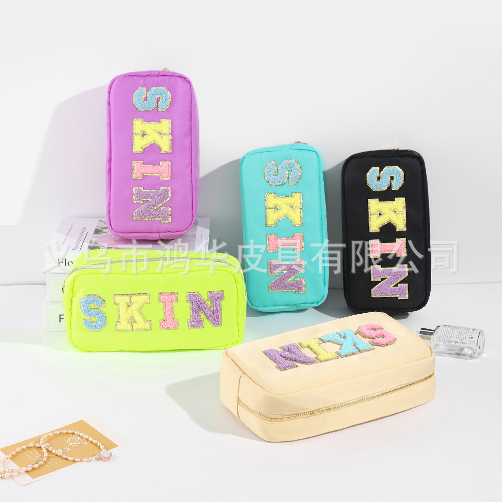 Suministro directo de fábrica de moda Toalla de color sólido bordado de nylon carta bolsa de cosméticos bolsa de almacenamiento de gran capacidad impermeable ocasional de las mujeres
