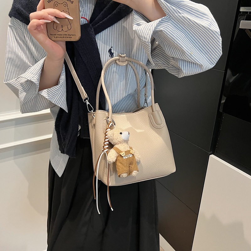Bolso de cubo portátil de moda coreana para mujer 2025 primavera y verano nuevo bolso de mensajero de un solo hombro casual de alta gama simple