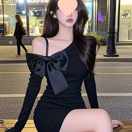 辣妹风黑色斜肩蝴蝶结吊带长袖短裙女入秋收腰显瘦高冷御姐连衣裙