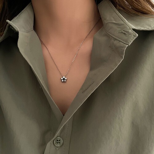 Minimalist Cool Metal Black Flower Pendant Necklace for Women, Personal Style, Simple and Versatile, Elegant Choker, Clavicle Chain