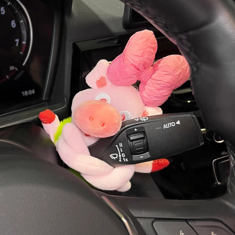 Decoración de bloque de coche lindo muñeco de cerdo muñeco coche luz de dirección limpiaparabrisas felpa interior de coche adorno femenino