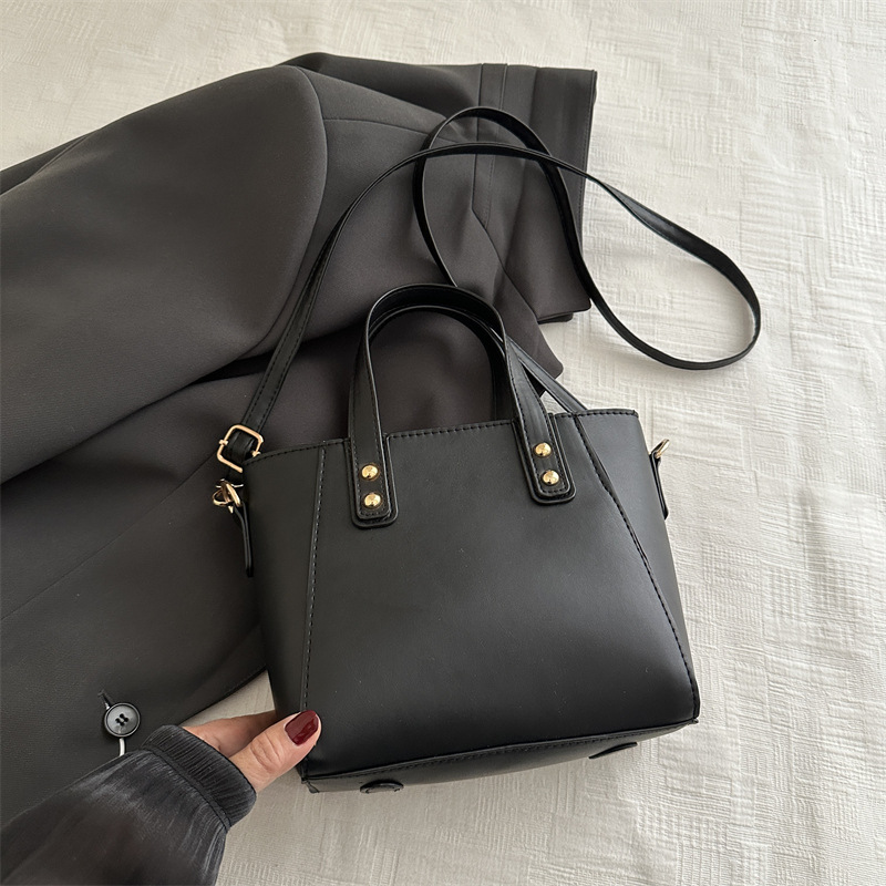 Bolsa de transporte de alta calidad otoño / invierno 2024 nuevo nicho de diseño de bolsas de cubo de agua popular este año bolsas de mano para mujeres