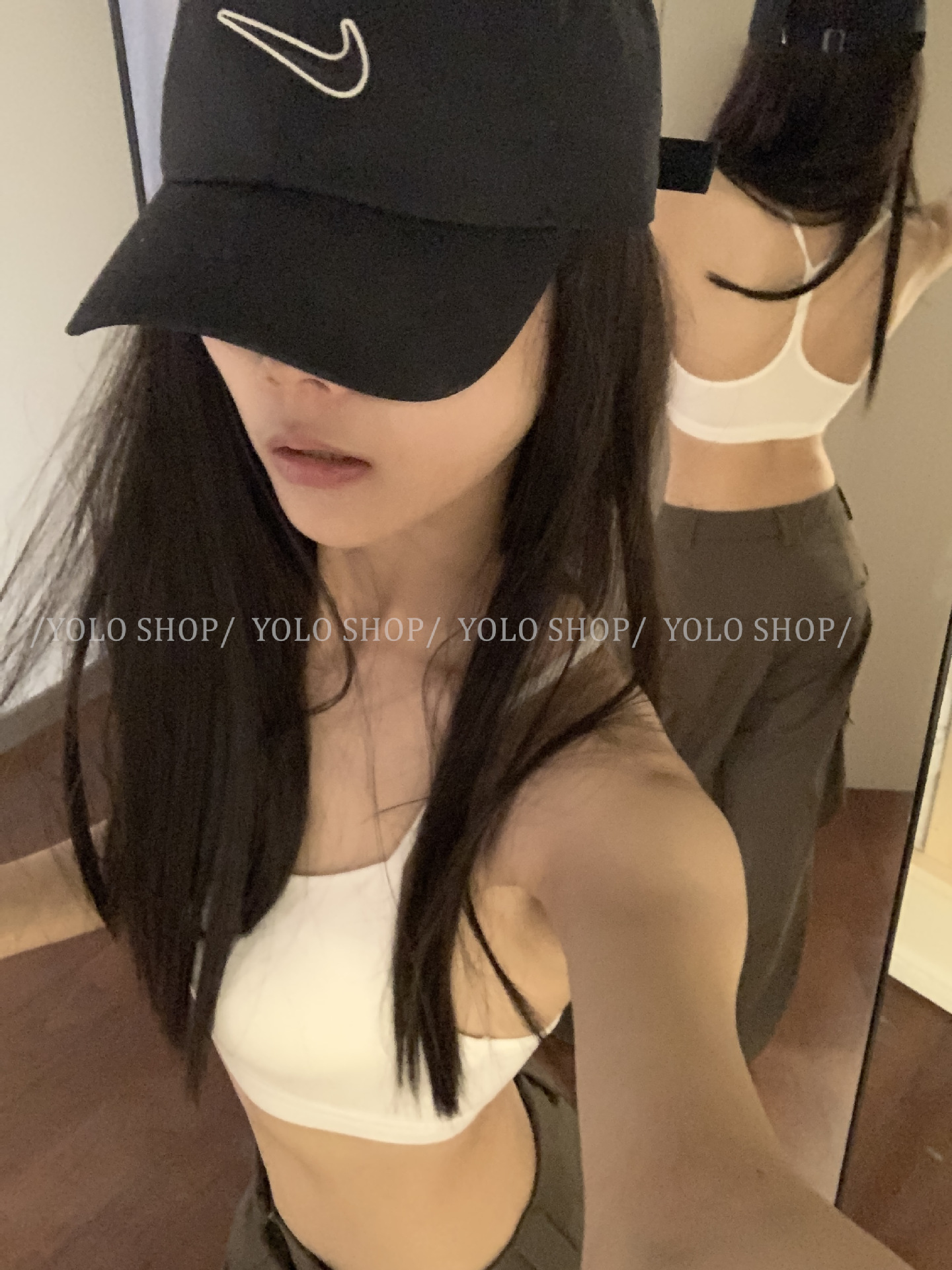 내부에 흰색 가슴 패드가 있음