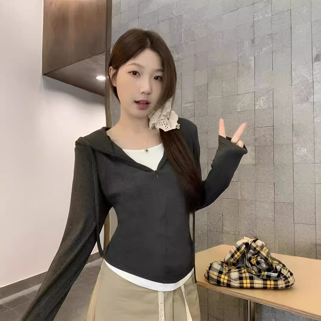 2024 하프 지퍼 후드 페이크 2 피스 스웨터 여성의 가을과 겨울 새로운 명암 컬러 세련된 패션 캐주얼 긴 소매 탑