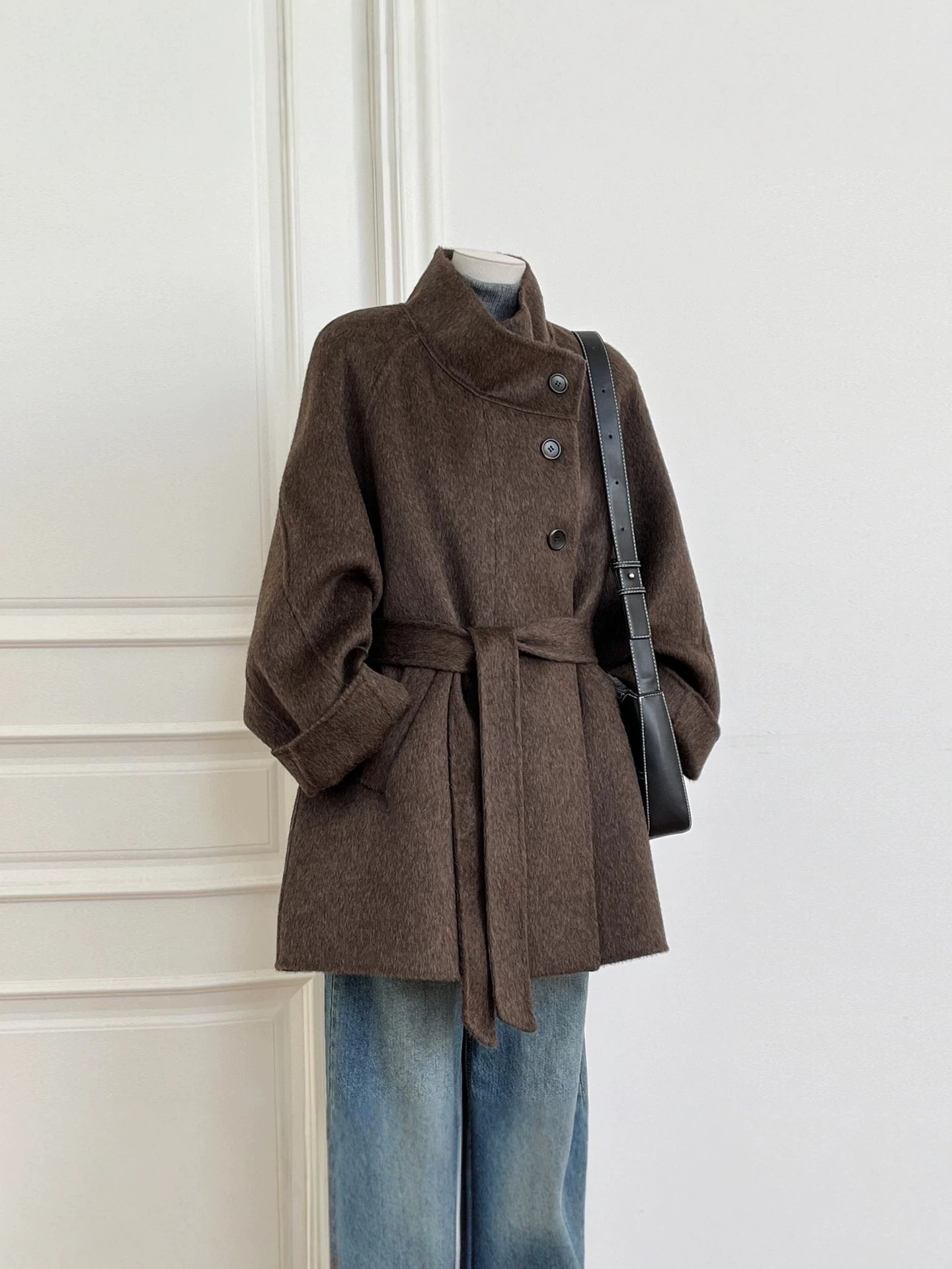 2026 New Model: Unique and Super Stylish Women's Woolen Coat for Deep Winter, Thickened Short Style for Petite Women