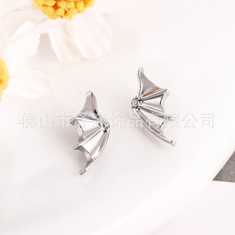 16G labret stud size and finish detail