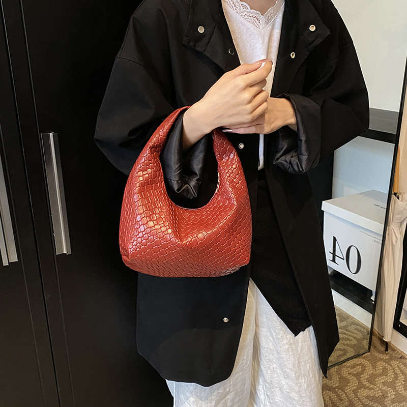 Red retró simple mujer 2024 otoño y invierno nueva moda ocio mochila bolsa trenzada bolso de hombro bajo la axila