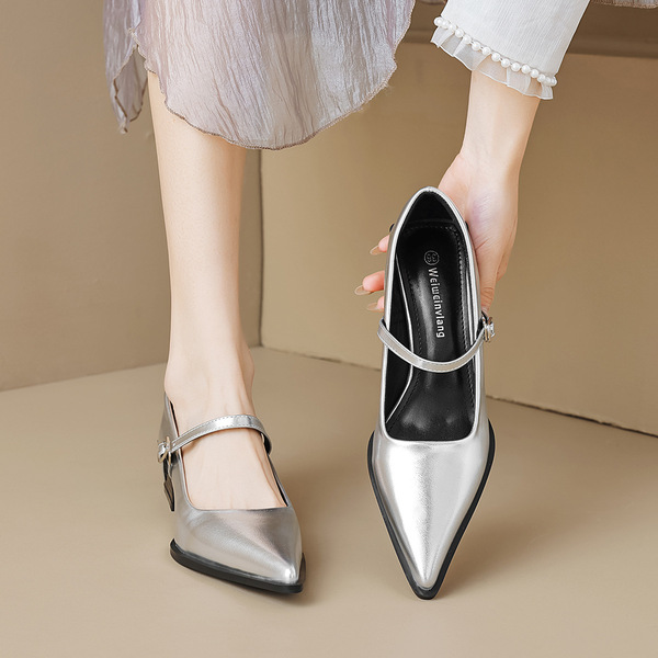 Elegant high heels with a strap pointed-toe