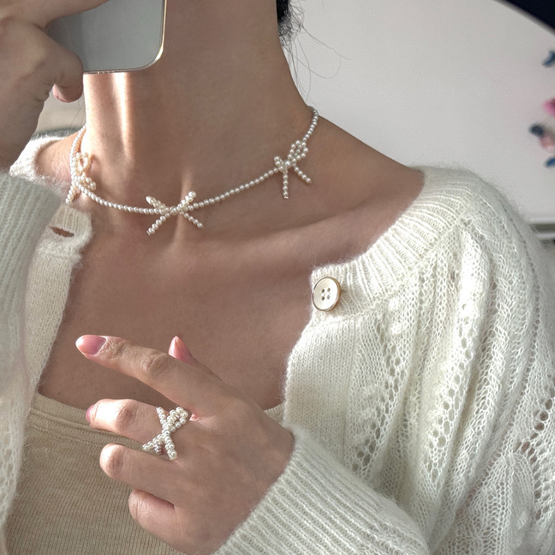 Cute sophisticated elegant necklace with bow from pearl