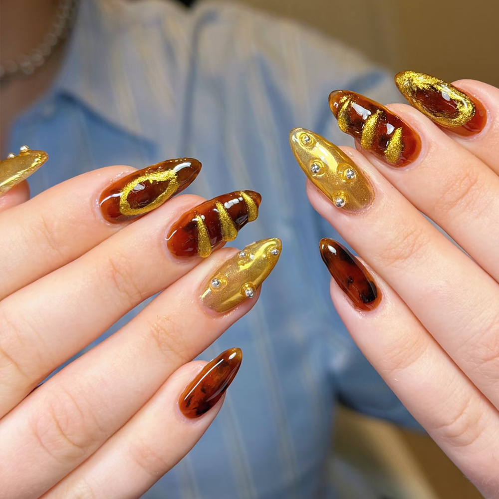 Transfronterizos 3D estereoscopio Lips dorado perlas de vestir uñas retro ámbar lujo ligero 24 piezas de uñas falsas blanqueadoras al por mayor
