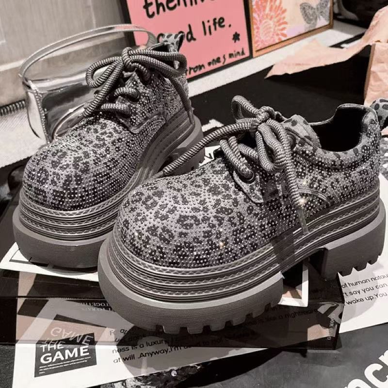 Los productos europeos de diamante de diamante de leopardo retrógrado muffin pequeño zapato de correa JK zapatos de cuero zapatos de mujer 2025