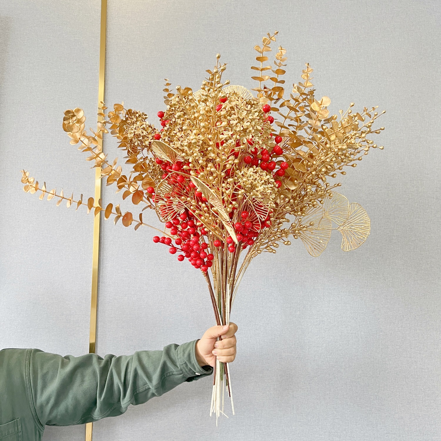 年宵花仿真冬青红果发财果福桶搭配金色叶子银杏叶尤加利婚庆装饰