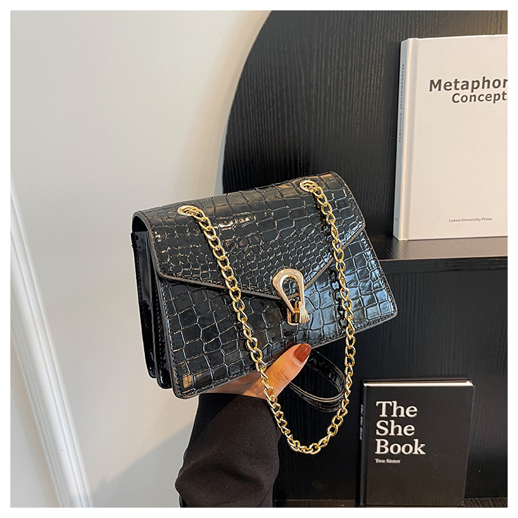 thumbnail image 1 of Bolso de hombro de cadena con diseño de cocodrilo, versión coreana moderna y elegante, para mujer, de tamaño pequeño, con cierre de broche, para el verano de 2025., 1 of 10