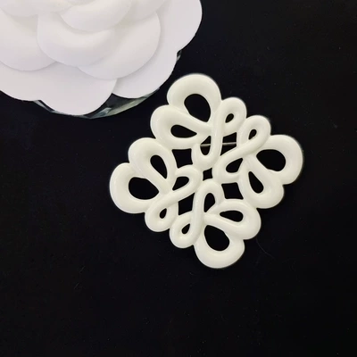 High quality Luo Yiwei brooch enamel color temperament all-match sweater color matching coat scarf collar pin alloy material (Yaxa sancaqları) - off-white-45mm-x-45mm-alloy