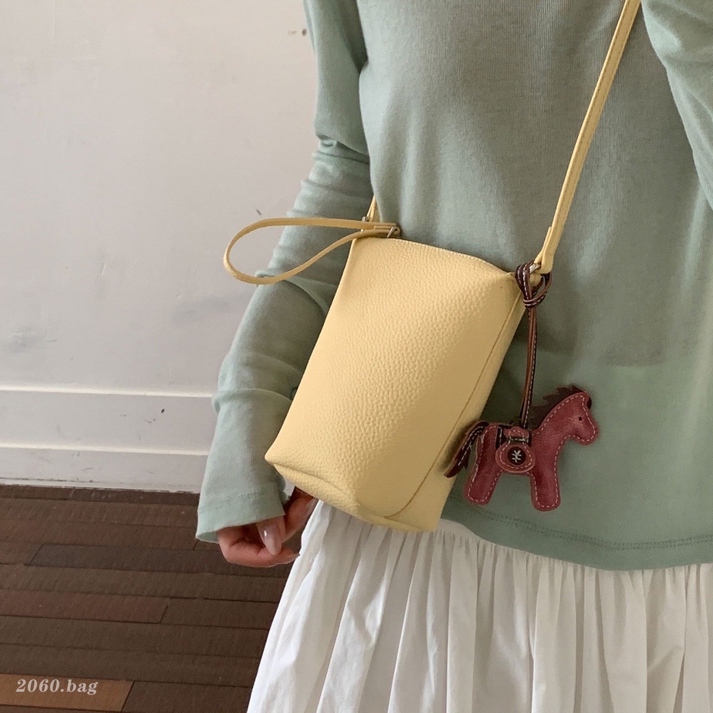 Mochila de cuero suave para viajes coreanos mini moda de verano 2026 bolsas de cubo populares nuevas bolsas de hombro para mujeres