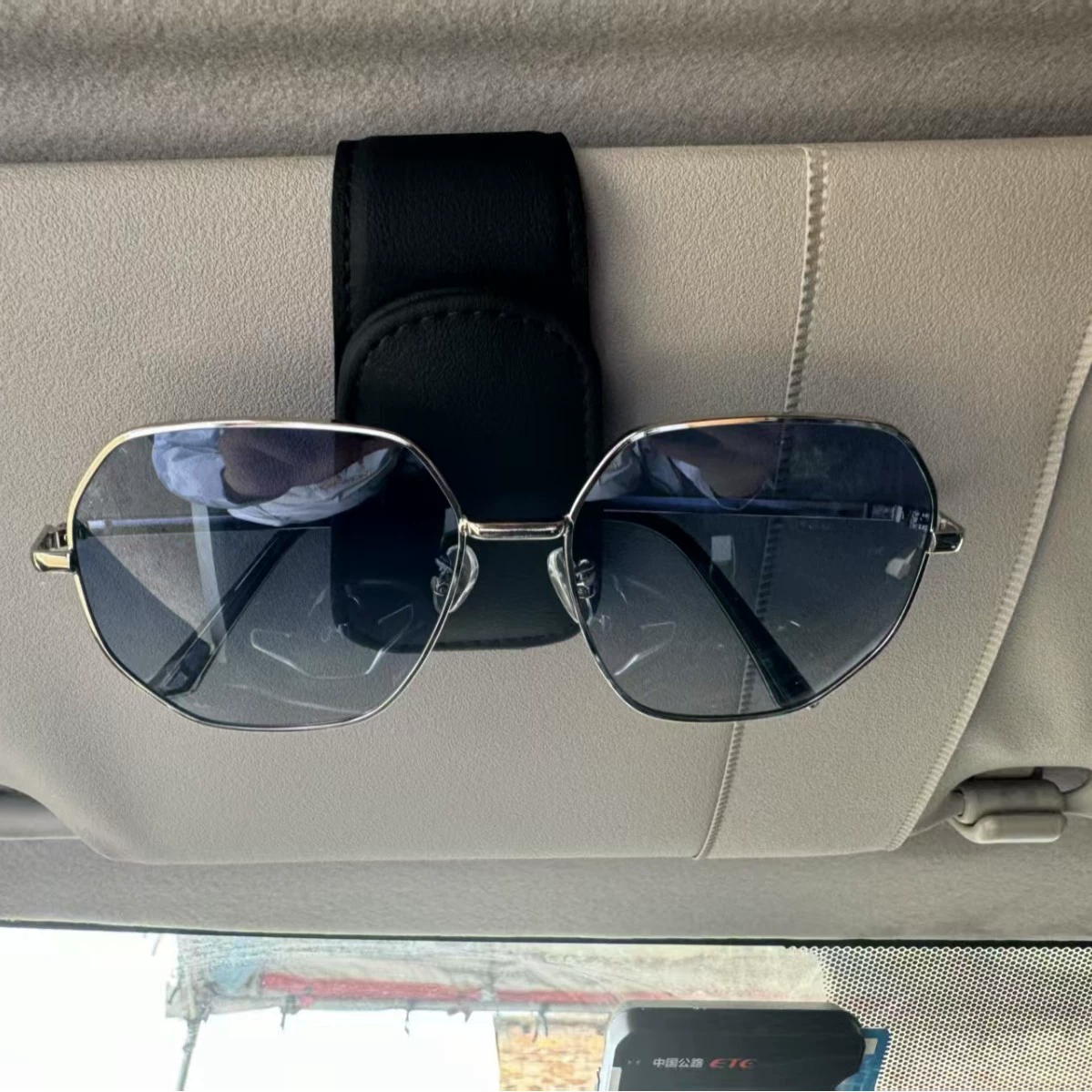 Зажим для очков автомобиля