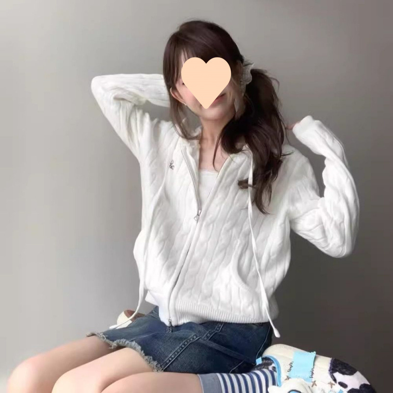 韓国系の柔らかいモチモチの白い麻花のセーターのコートの女性の春秋の小さい背はやせています。|undefined