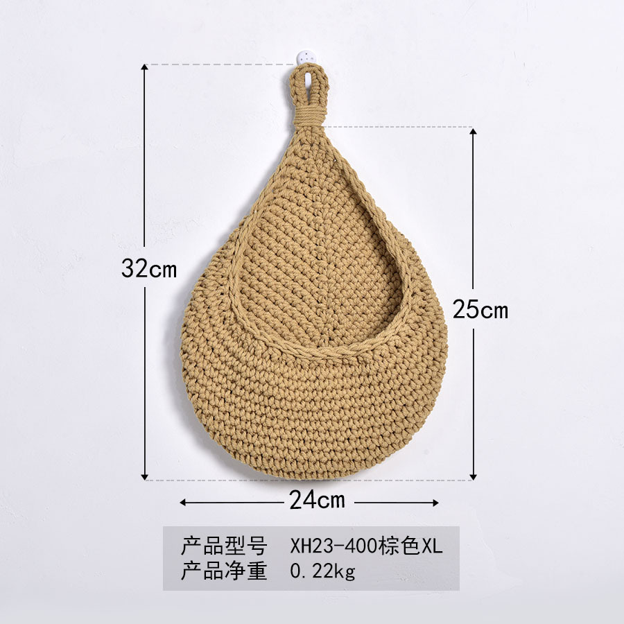 壁を掛けてかごを収納します。